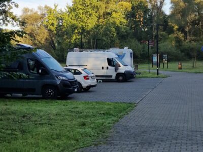 Miejsce parkingowe przy parku i rzece Soła w Oświęcimiu
