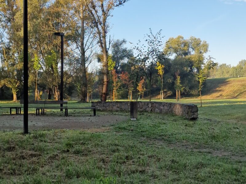 Miejsce parkingowe przy parku i rzece Soła w Oświęcimiu